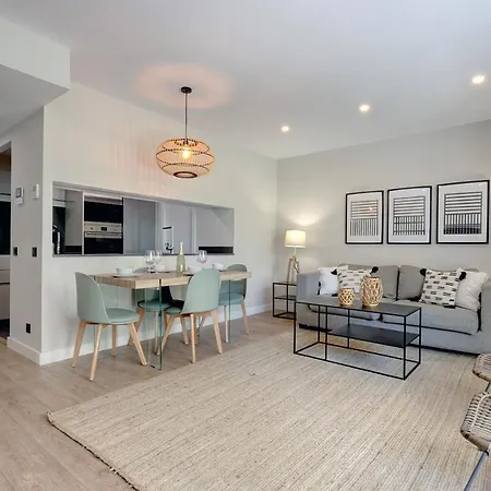 Stylish 2 Bedroom In Old Town Apartment