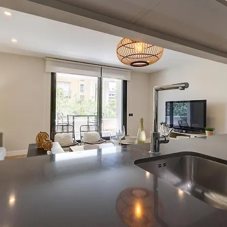 Stylish 2 Bedroom In Old Town Apartment *