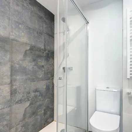 Stylish 2 Bedroom In Old Town Apartment *